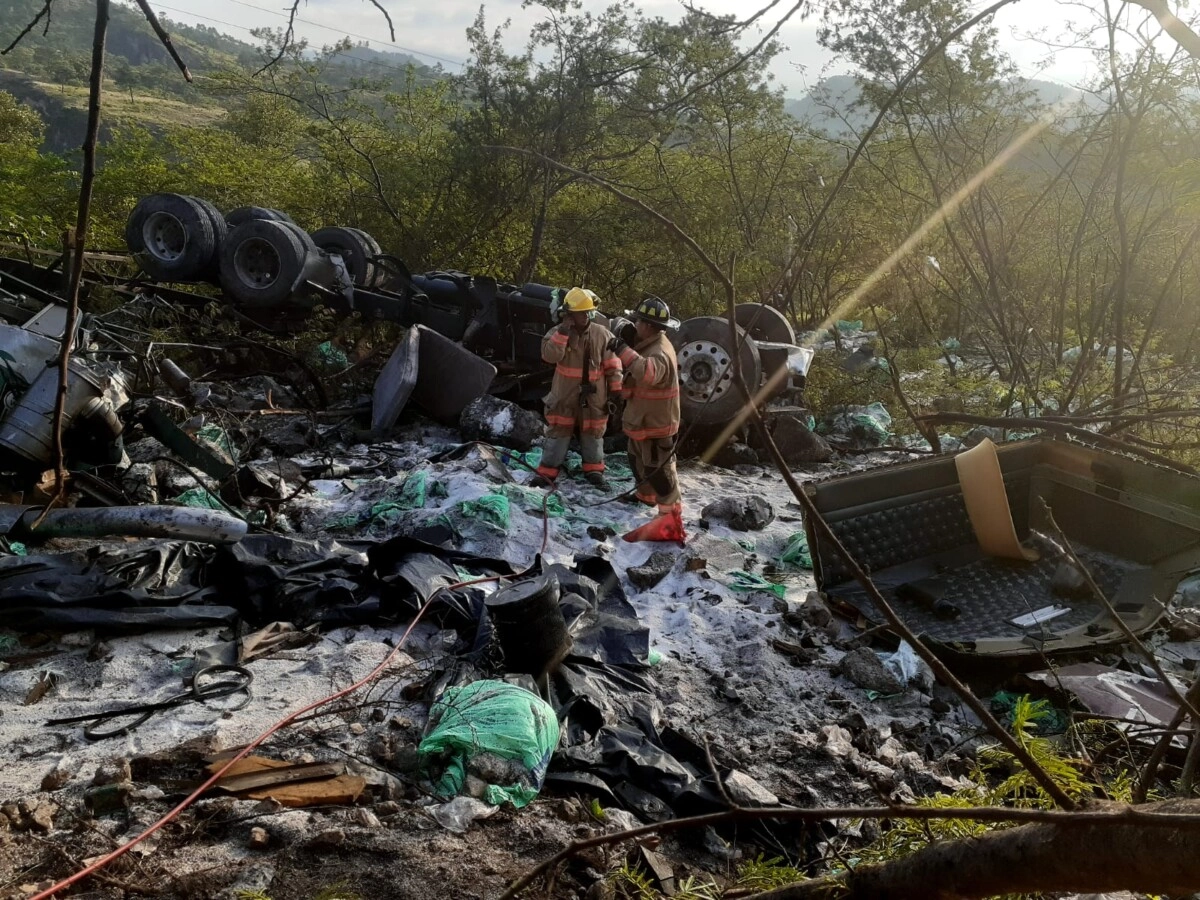 Conductores de rastra fallecen tras accidente en La Cuesta, La Virgen