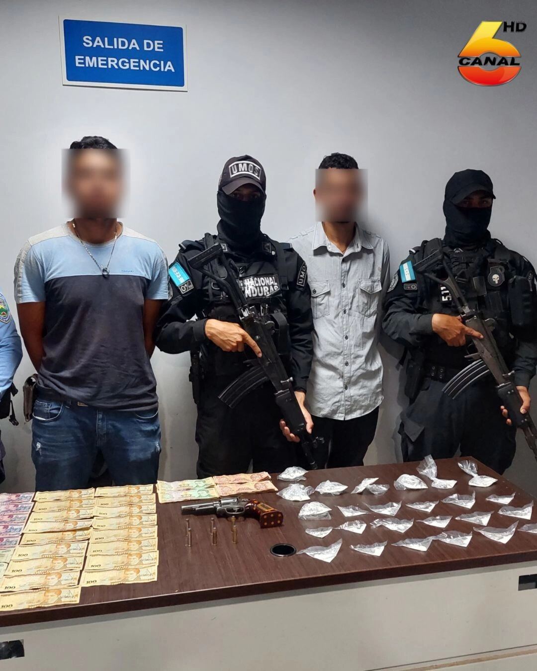 En Catacamas, policías detienen a dos sujetos en poder de droga y arma de fuego