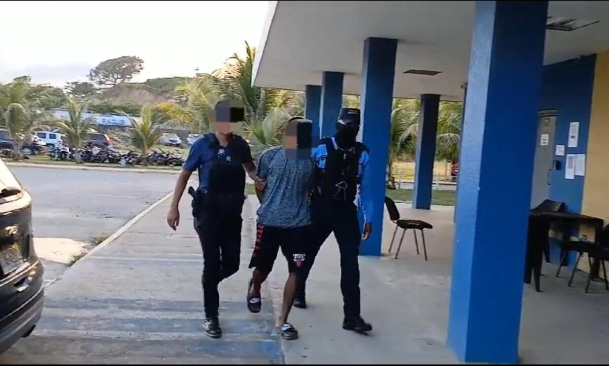 En poder de supuesta droga es detenido alias "Chaca" por agentes de la DPI en Islas de la Bahía