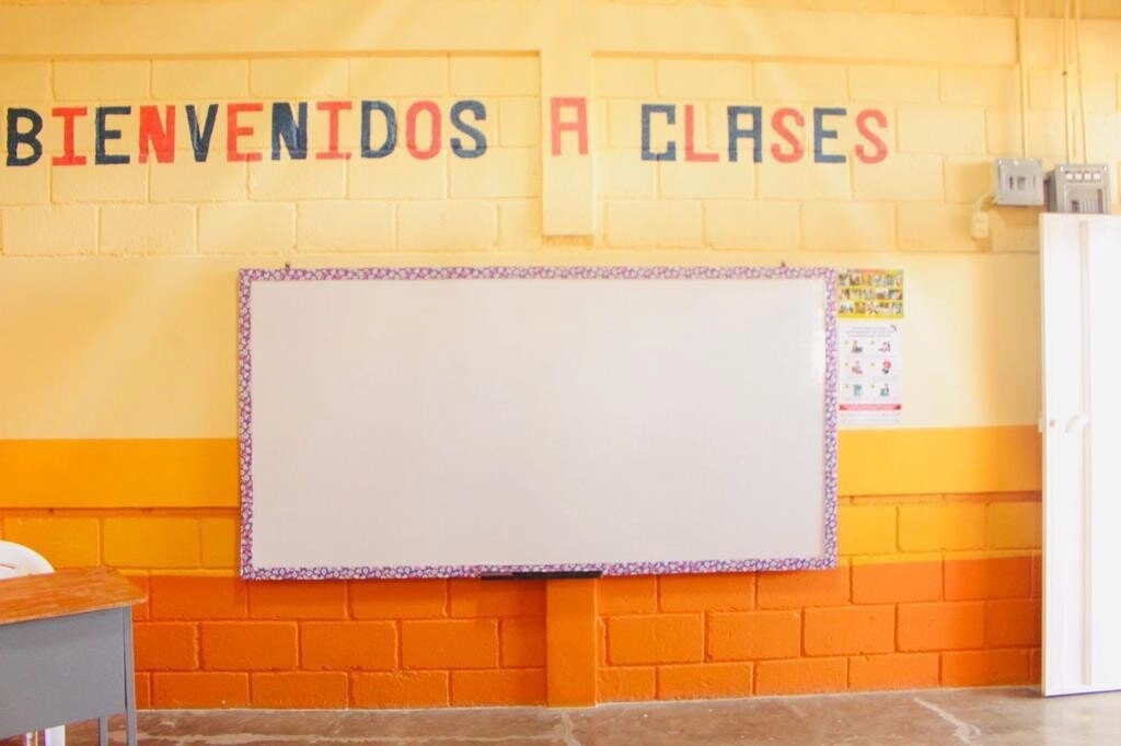 Familias del Cerro El Nance, en Comayagua, reciben un centro educativo completamente reconstruido 01