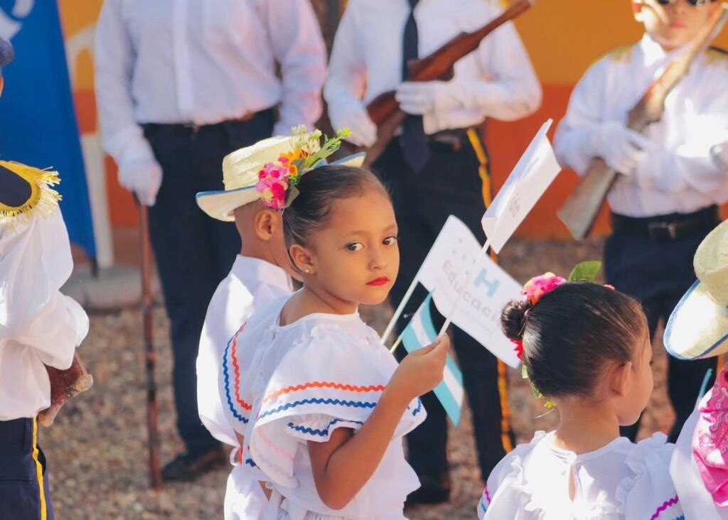 Familias del Cerro El Nance, en Comayagua, reciben un centro educativo completamente reconstruido 02