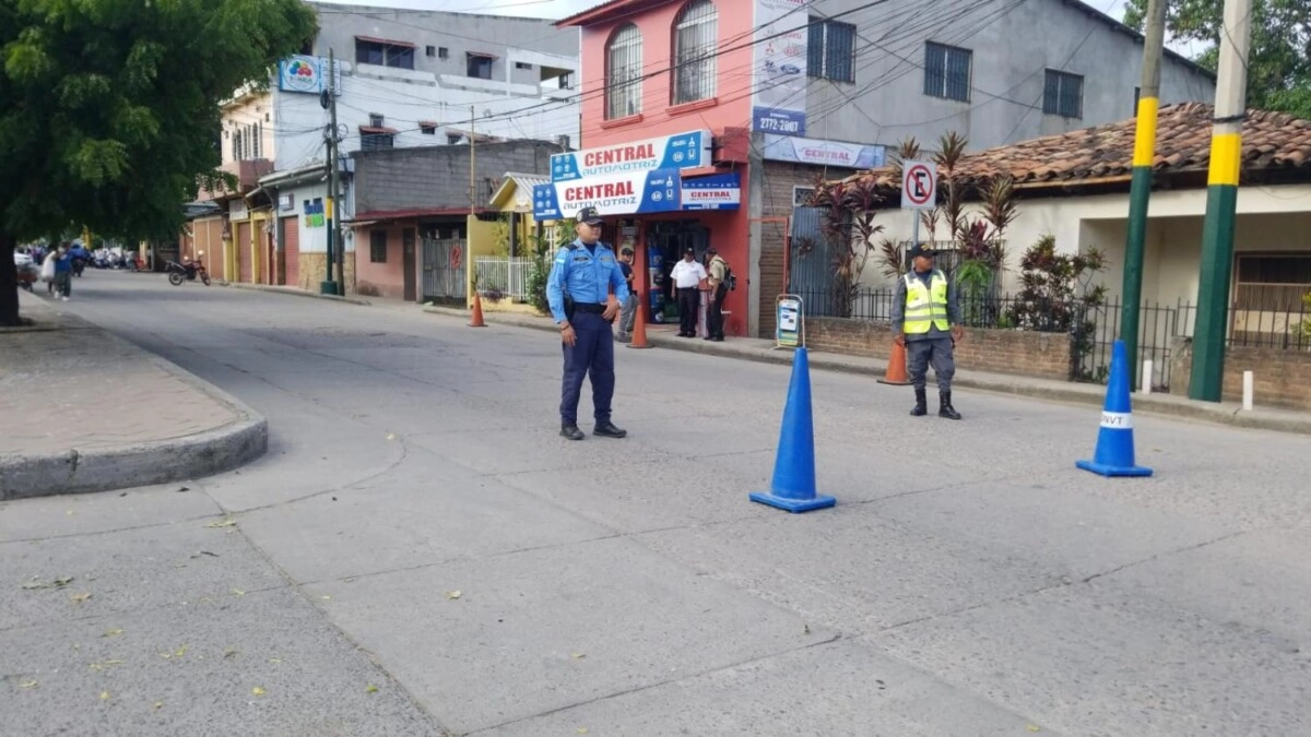 La Policía Nacional garantiza la seguridad en los desfiles de prebasica en Comayagua 02
