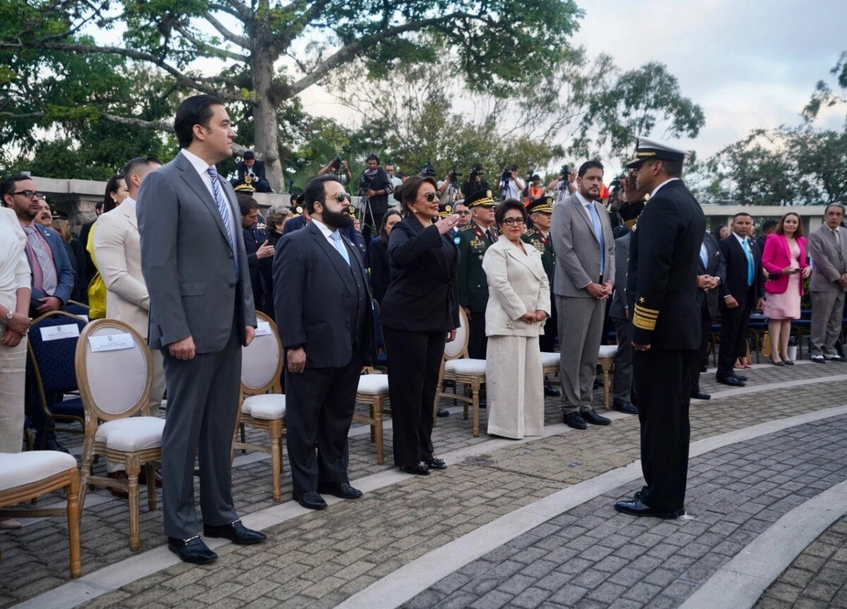 Mandataria Castro encabeza ceremonia de izada de la Bandera 03