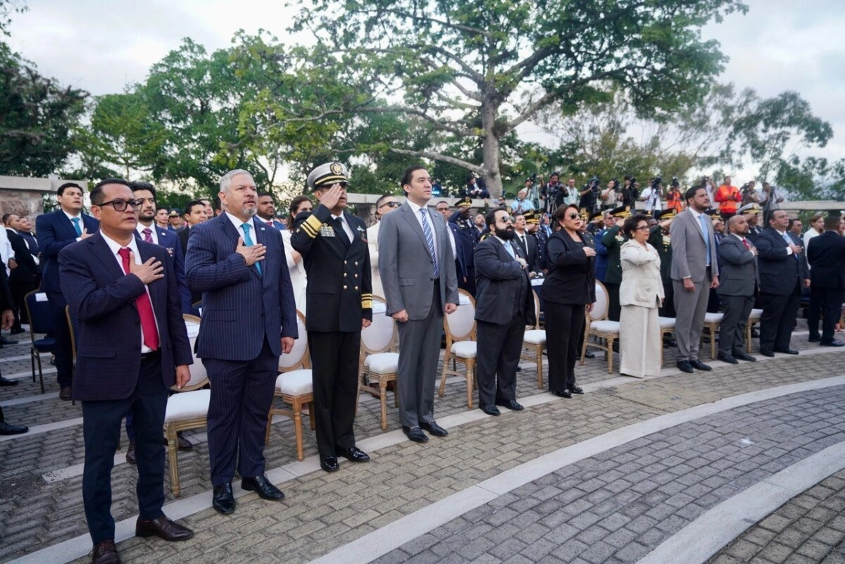 Mandataria Castro encabeza ceremonia de izada de la Bandera 04
