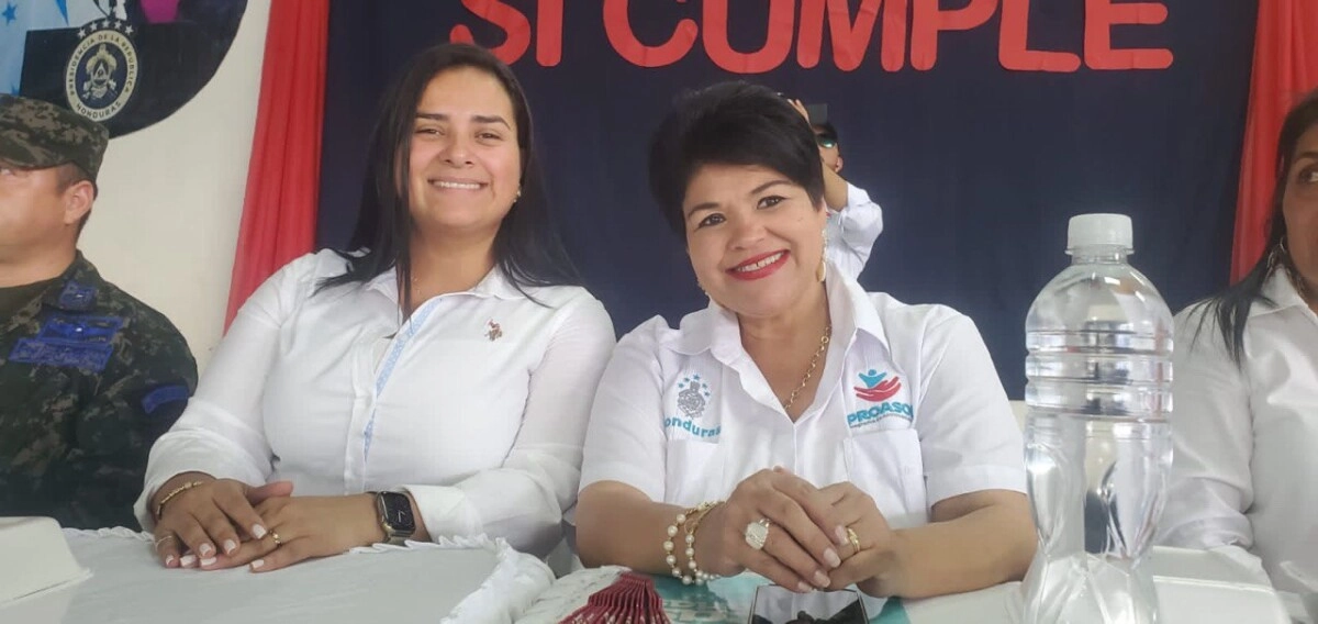 Más de 1000 becas entregan representantes del gobierno a estudiantes en Copán  01