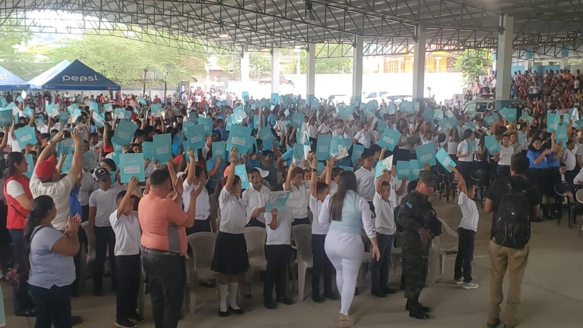 Más de 1000 becas entregan representantes del gobierno a estudiantes en Copán  03