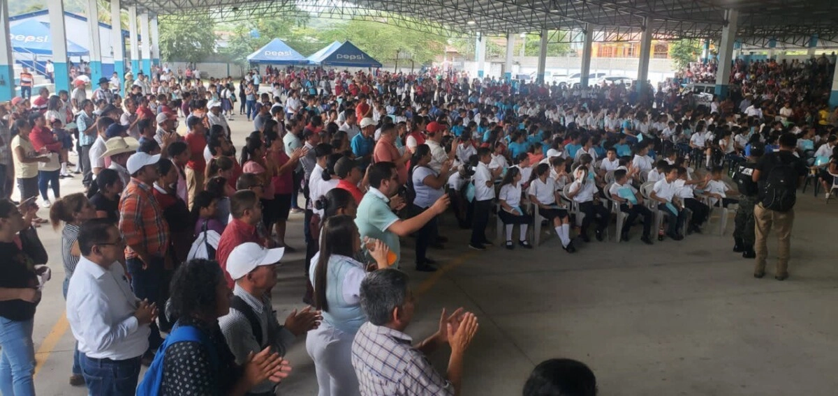 Más de 1000 becas entregan representantes del gobierno a estudiantes en Copán  04