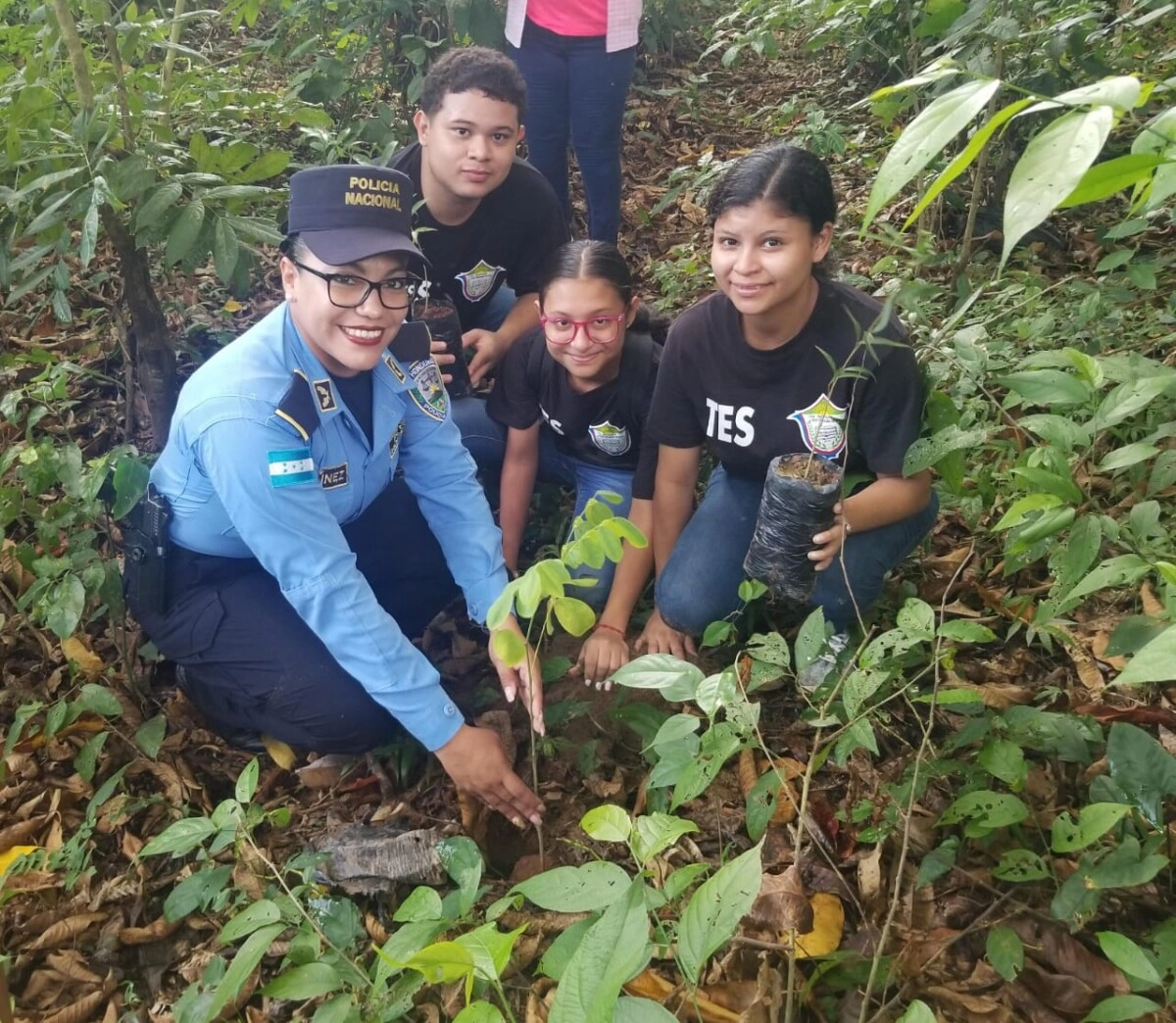 Policía Nacional de La Ceiba se une al mundo verde de sembrar árboles03
