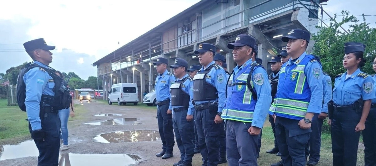 Policía Nacional garantiza seguridad durante encuentro deportivo de fútbol en Tocoa02
