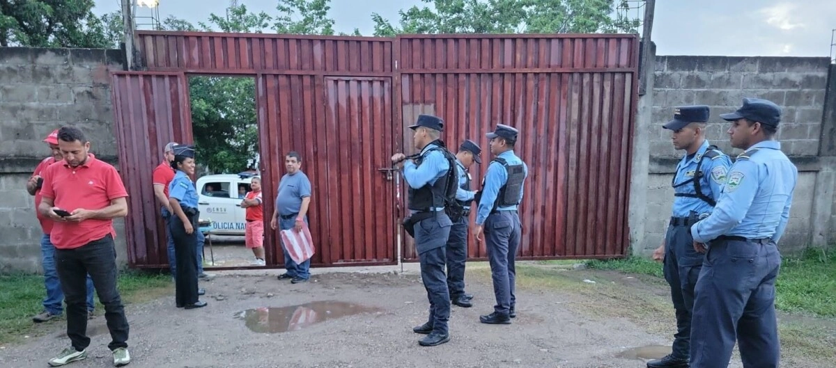 Policía Nacional garantiza seguridad durante encuentro deportivo de fútbol en Tocoa03
