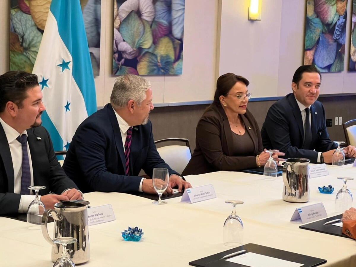 Presidenta Xiomara Castro se reúne en este momento con el Asesor Presidencial de Joe Biden para America Latina, Christopher John Dodd 01