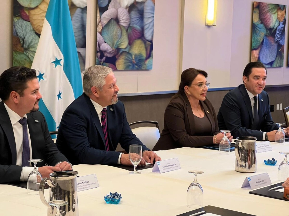 Presidenta Xiomara Castro se reúne en este momento con el Asesor Presidencial de Joe Biden para America Latina, Christopher John Dodd 03