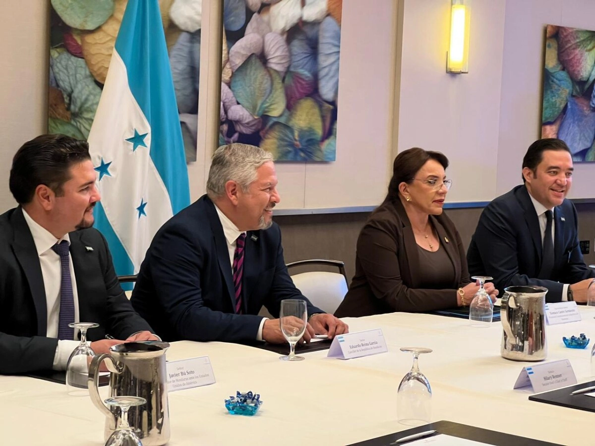 Presidenta Xiomara Castro se reúne en este momento con el Asesor Presidencial de Joe Biden para America Latina, Christopher John Dodd 04