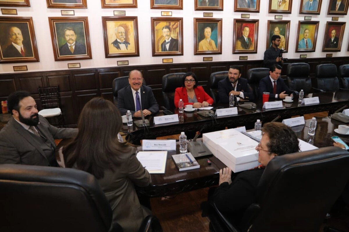 Titular de Finanzas entrega proyecto del Prepuesto General de Ingresos y Egresos para el 2024 a representantes del CN 01