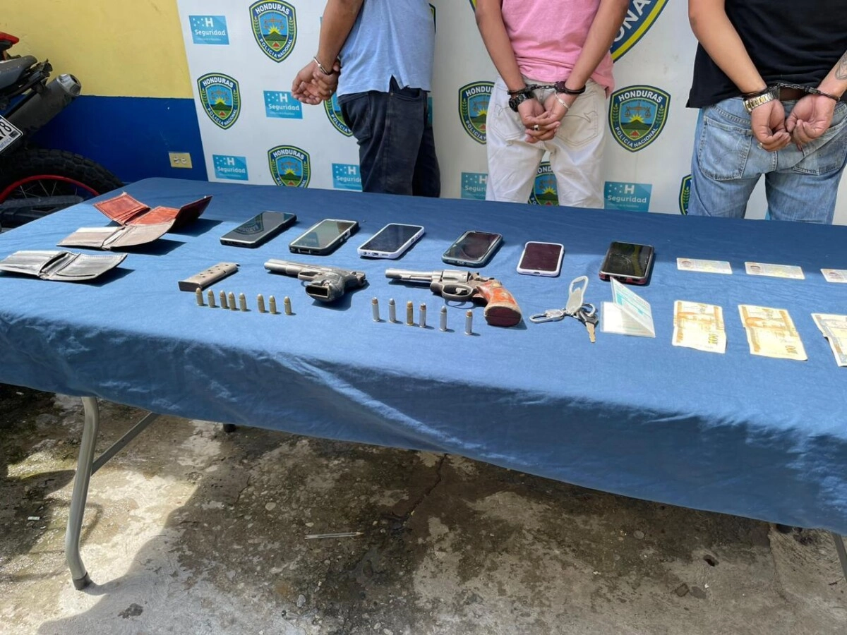 Tres supuestos asaltantes son arrestados de manera flagrante por agentes preventivos en San Pedro Sula01