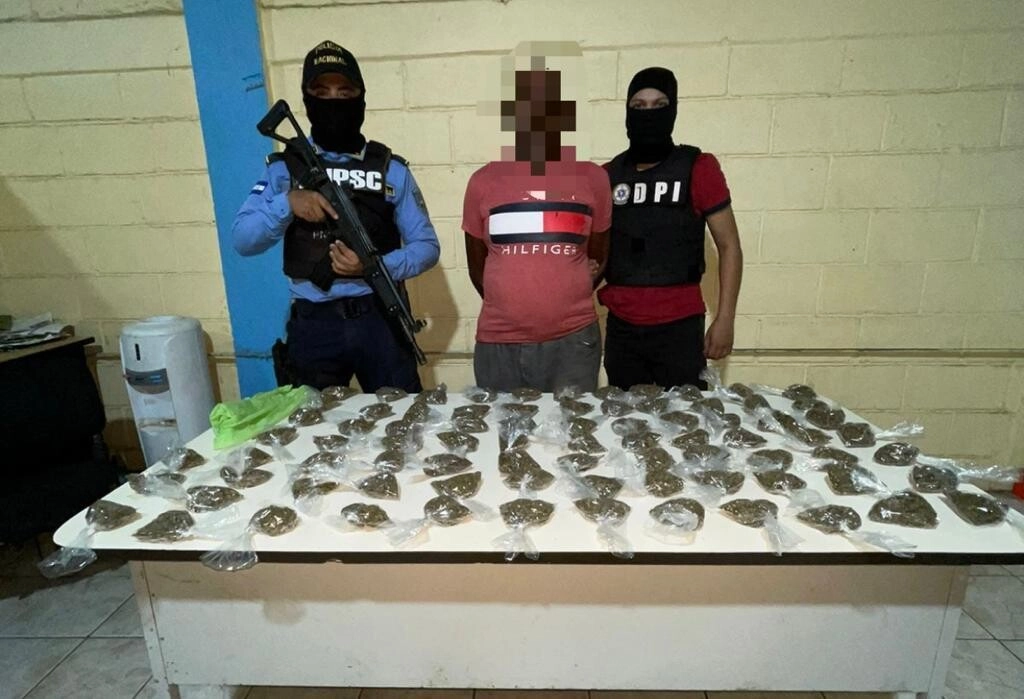 DPI arresta a alias Serapio con más de 80 bolsitas plásticas contenido supuesta marihuana en Olancho02