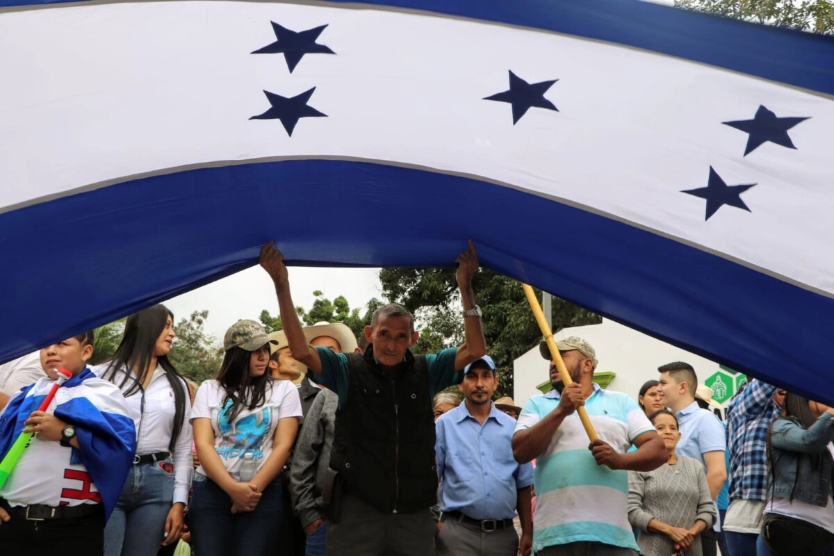 Ciudadanos del occidente marchan por la paz y democracia en rechazo a la Administración de Xiomara Castro