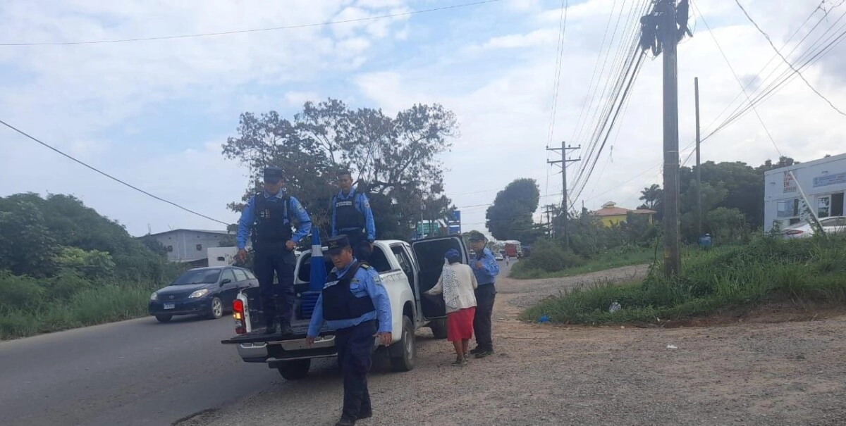 En La Ceiba, Ejemplares Policías Auxilian A Recolectora De Reciclaje Y Realizan Donación Generosa