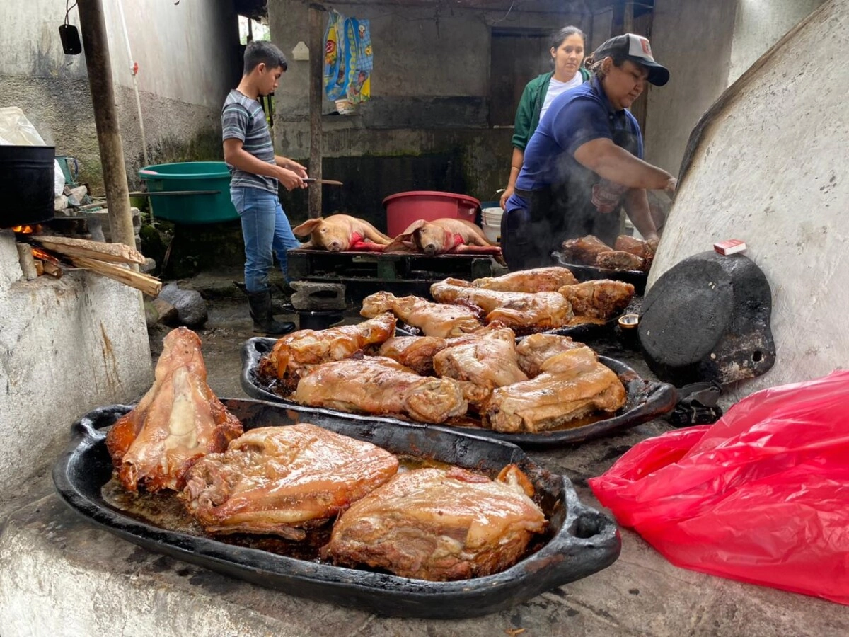 En San Nicolás, Copán Hornean Ricos Cerdos En Bandeja De Barro 06