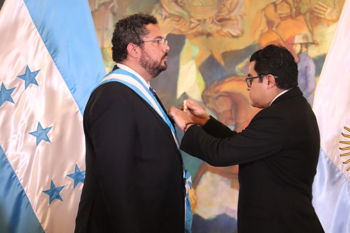 Gobierno De Honduras Condecora Al Embajador De Argentina 01