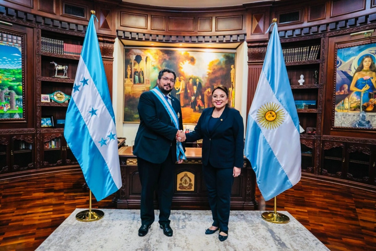 Gobierno De Honduras Condecora Al Embajador De Argentina