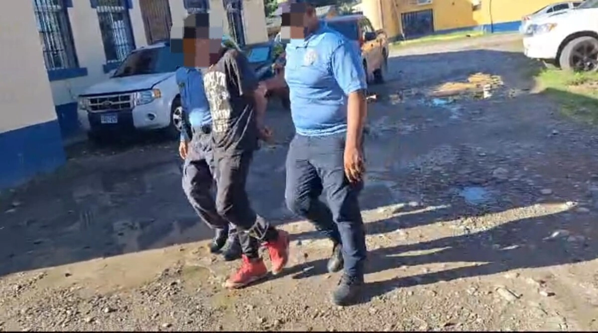 Policía Nacional captura a sujeto por robo y agresión a ciudadanos extranjeros llamados “Mormones” en La Ceiba