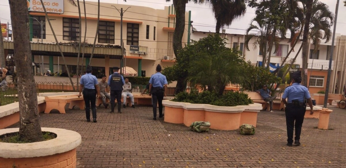 Policía Nacional fortalece seguridad en el parque central de Tela, con un compromiso firme con la protección ciudadana