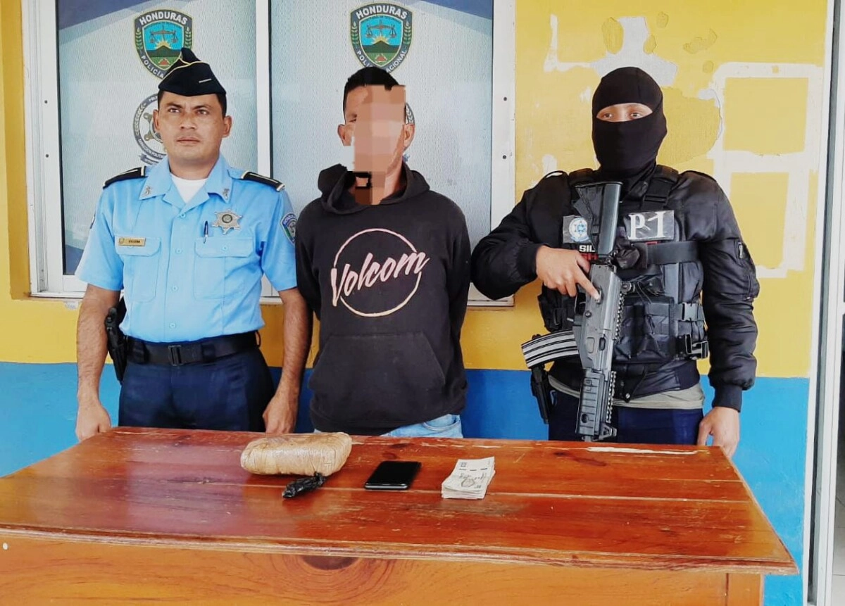 Por El Delito De Tráfico De Droga Policías De La Udep 4 Arrestan A Sujeto En Retén Policial