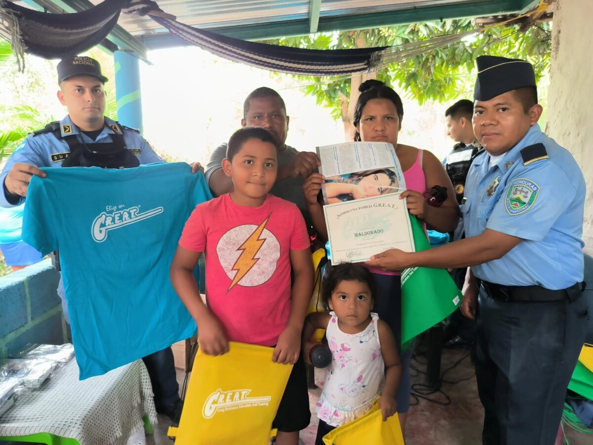 En el marco de "Familia GREAT" agentes de la UMEP 15 capacitaron más de 30 familias en la aldea Siguate, Catacamas