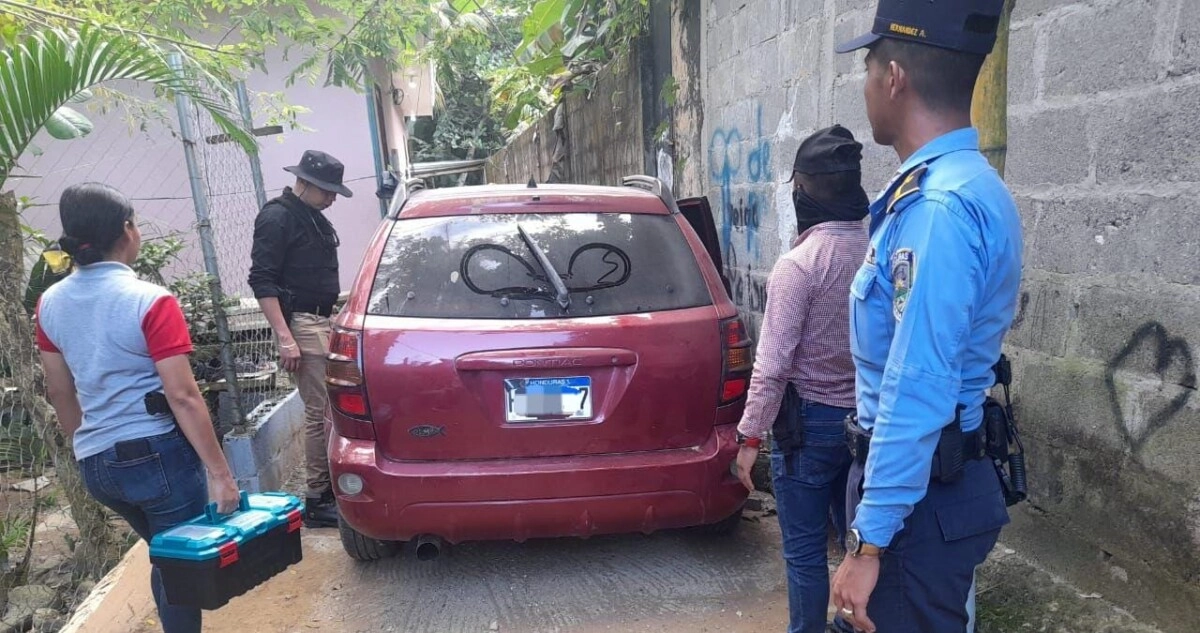 Policía Recupera Vehículo Abandonado En La Ceiba, Desvelando Vínculo Crucial