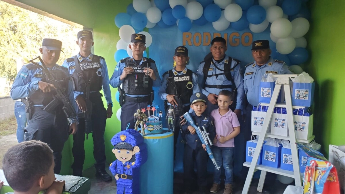 Policías De La Umep 17 Hacen Brillar Los Ojos De Un Niño Con Una Fiesta Llena