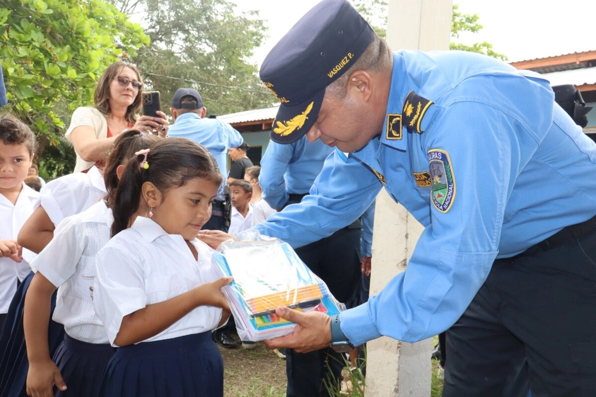 Educación Y Alegría Brinda La Policía De Atlántida Con Donación De útiles Escolares Para