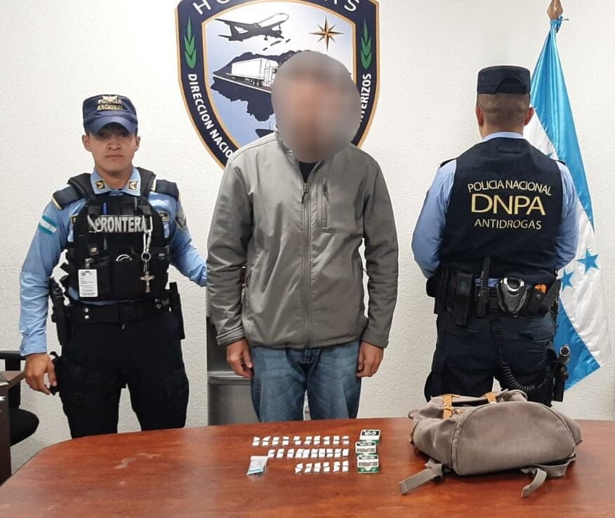 Policías Arrestan A Ciudadano Que Pretendía Salir Del País Con Envoltorios