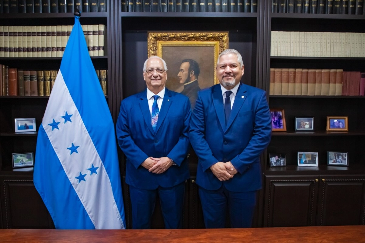 Francisco Herrera es juramentado como nuevo Embajador de Honduras ante Kuwait 01