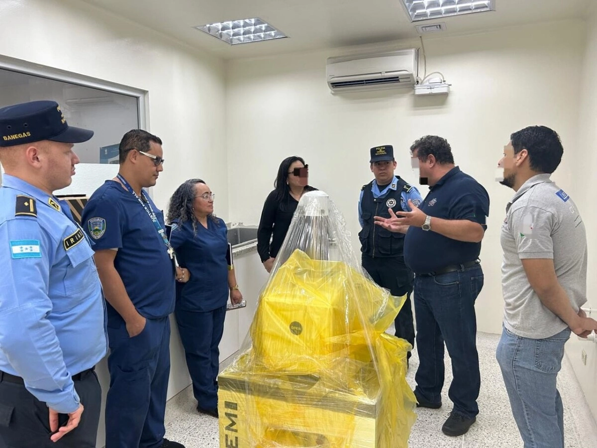DPI instala moderno microscopio de barrido en los Laboratorios Criminalísticos de Policía Científica en Tegucigalpa