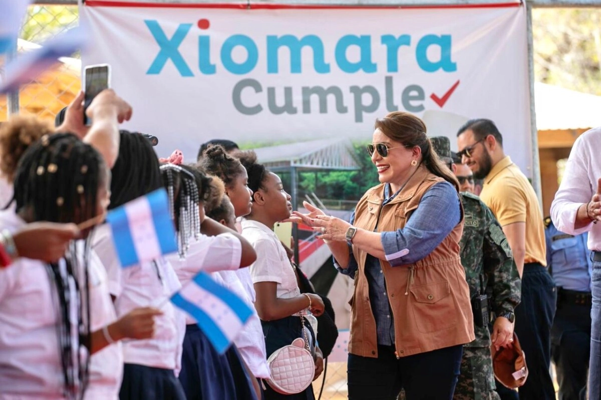 Presidenta Xiomara Castro Inaugura La Cancha Número 52 En Municipio José Santos Guardiola, Islas De La Bahía 01