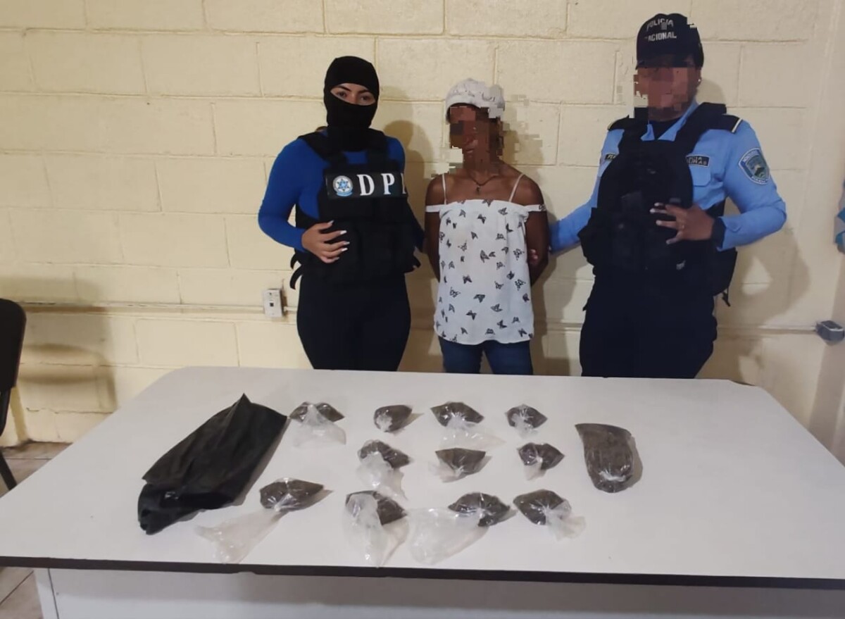 Policía Nacional captura a una mujer por el supuesto delito de tráfico de droga en Juticalpa, Olancho