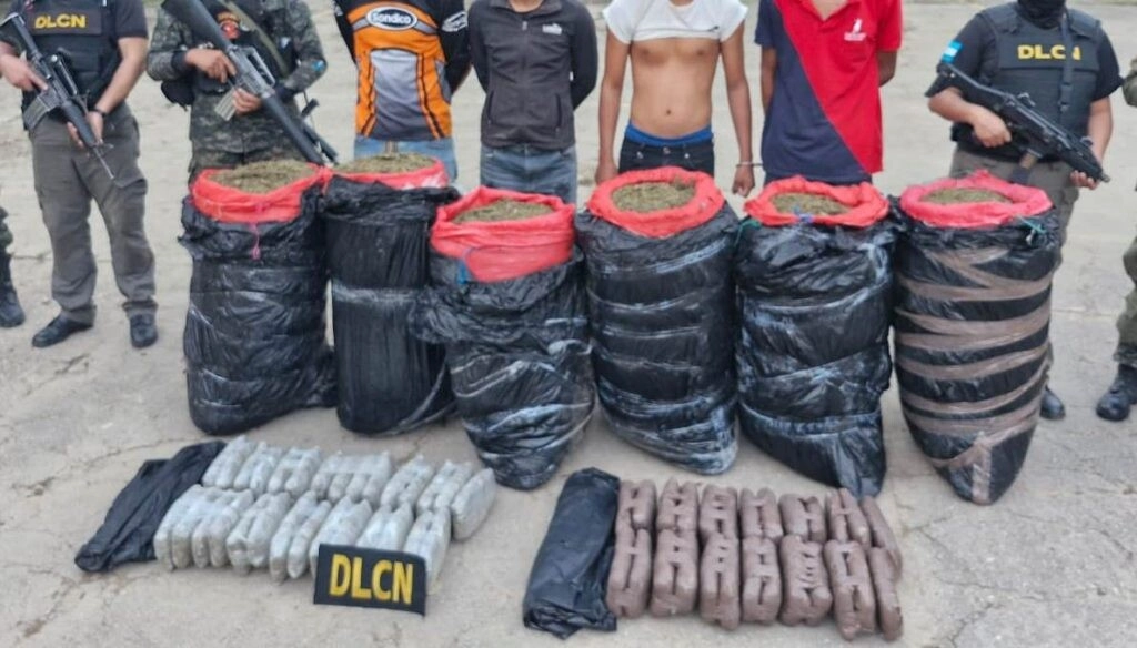 Con Casi 400 Libras De Supuesta Marihuana Detienen A Tres Hombres Y Un Menor