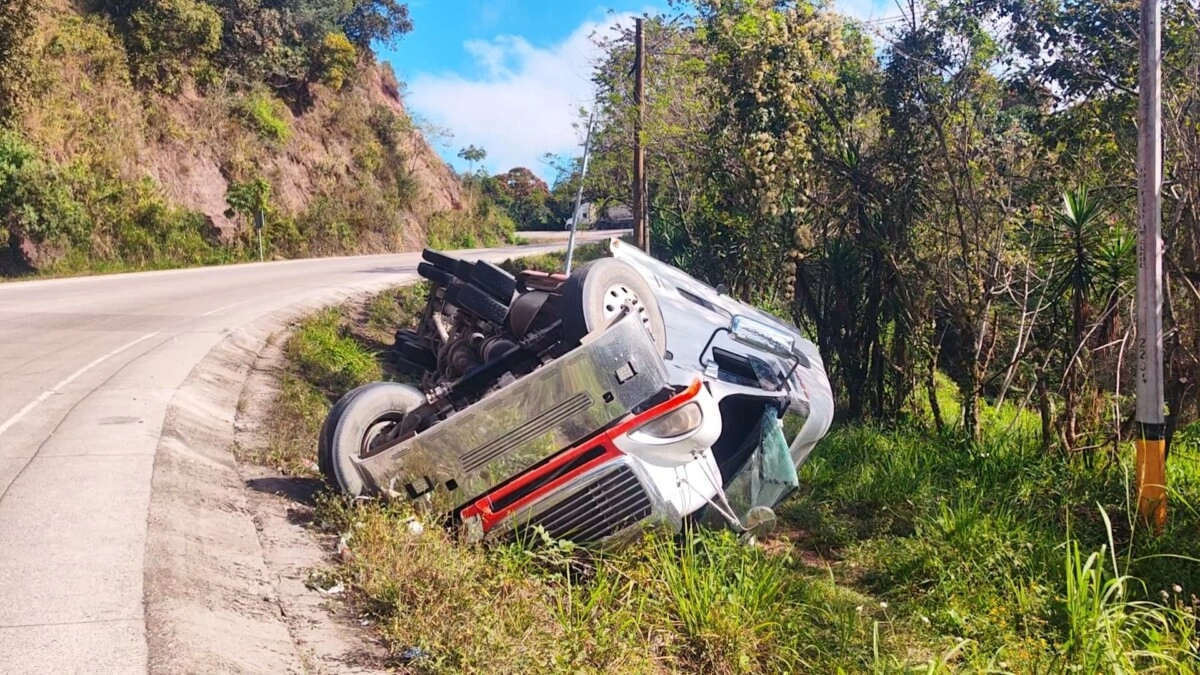 Dos Rastras Volcaron Simultáneamente En La Carretera Internacional Ca4