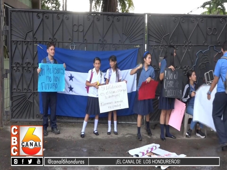 Instituto 1ro De Mayo Protesta Contra Cierre De La Carrera De Robotica Y Secciones