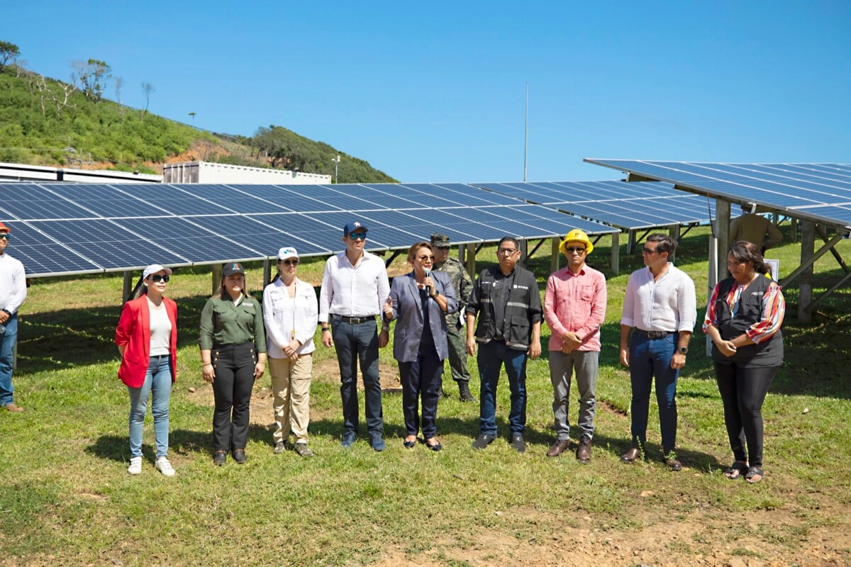 Presidenta supervisa proyecto que garantiza energía día y noche a pobladores de Guanaja