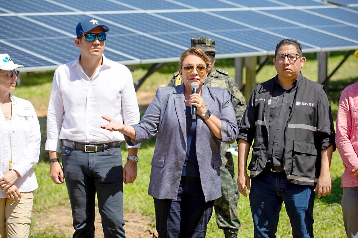 Presidenta Supervisa Proyecto Que Garantiza Energia Dia Y Noche A Pobladores De Guanaja 4